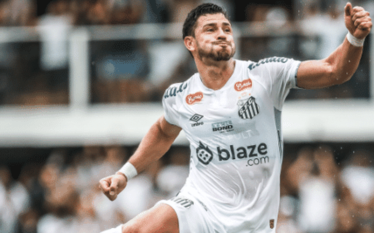 Giuliano celebra fase artilheira no Santos e agradece Carille: 'Ele me dá liberdade'