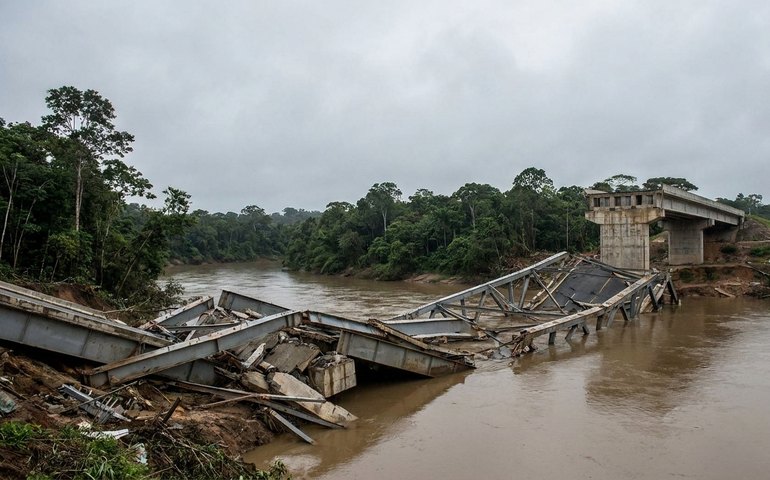 Ponte de R$ 36 mi desaba no AC 2 anos após inauguração; 4 pessoas ficaram feridas