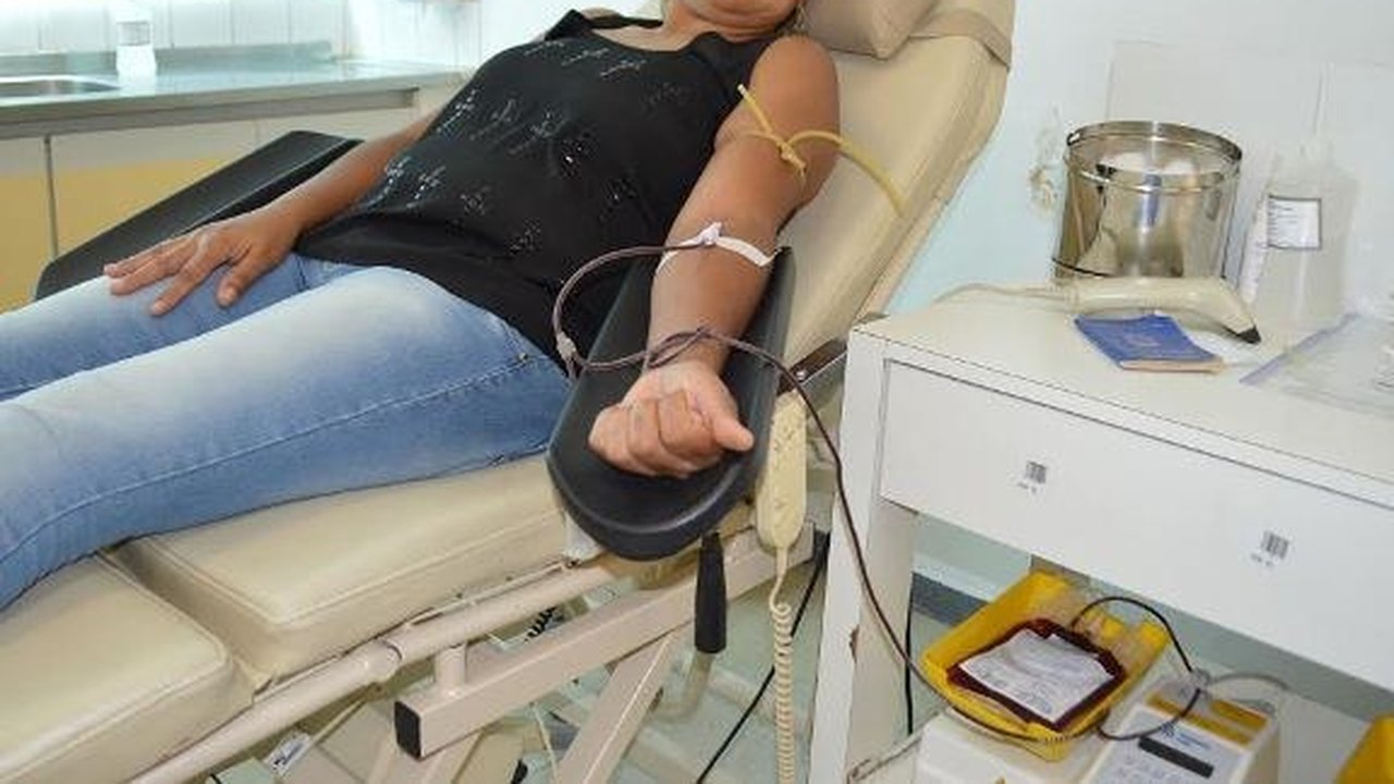 Hemoal realiza coleta de sangue em frente ao antigo Colégio Guido
