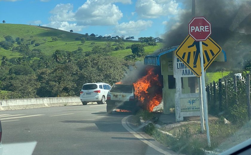 Carro pega fogo na entrada da cidade de Limoeiro de Anadia