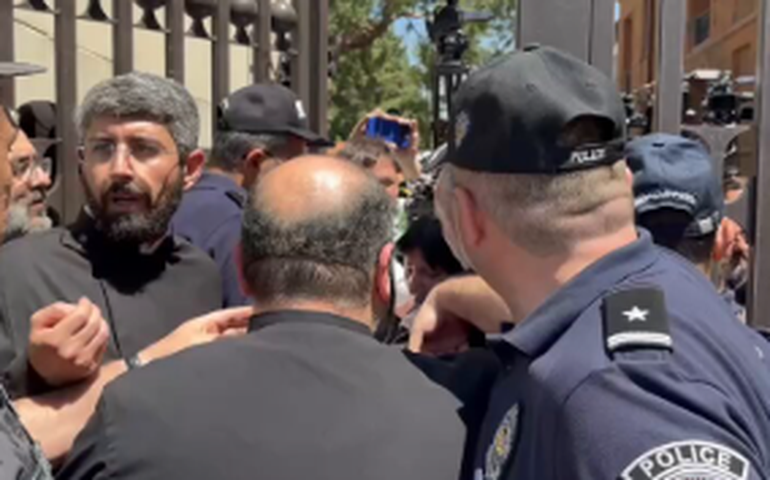 Polícia da Armênia entra em confronto com sacerdotes da Igreja Apostólica na residência do patriarca