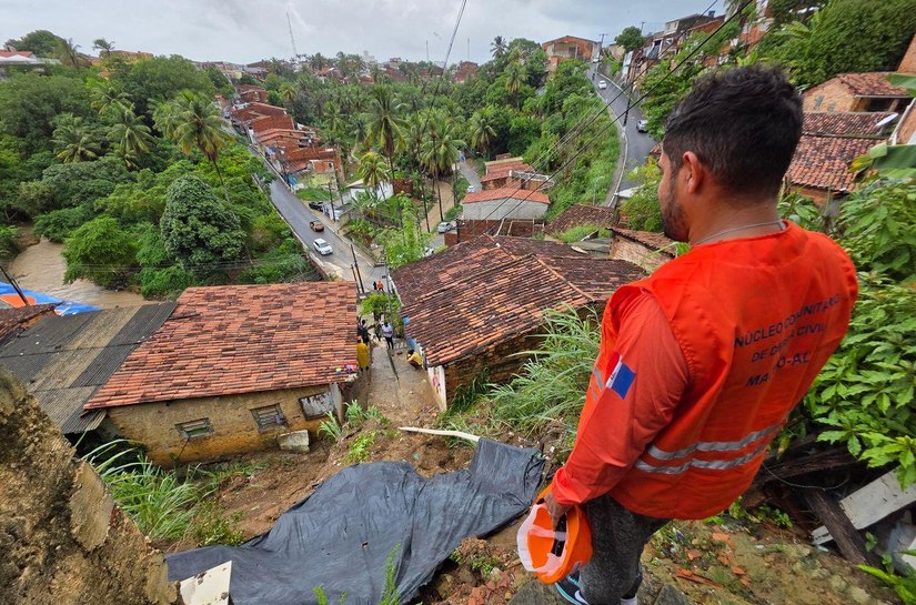 O que a Defesa Civil faz antes e após uma encosta desmoronar