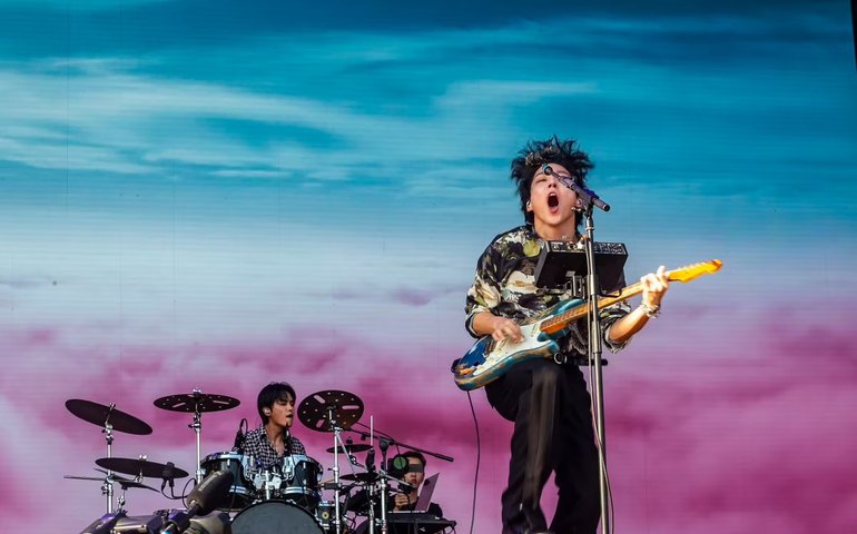 The Rose cativa público de todas as idades no Lollapalooza em estreia sul-coreana