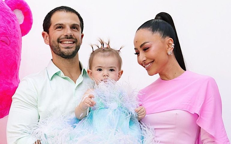 Sabrina Sato e Duda Nagle comemoram aniversário de um ano de Zoe