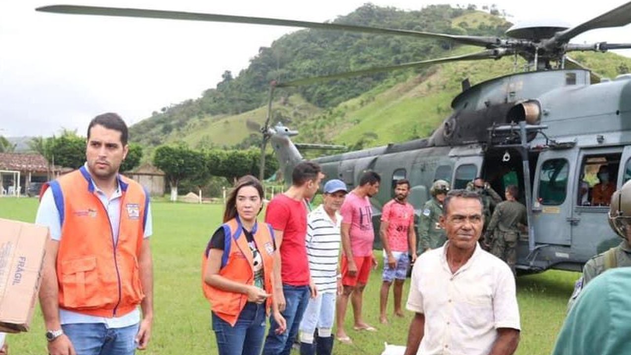 Com apoio da Força Aérea Brasileira, prefeitura de Santana de Mundaú leva mantimentos e medicamentos à comunidade