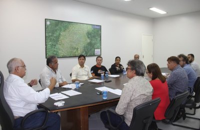 Teófilo participa de reunião de alinhamento sobre desfile do dia 30 em Arapiraca