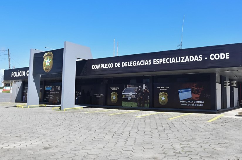 Polícia Civil divulga imagens de suspeito por filmar mulher em cabine de banheiro em Maceió