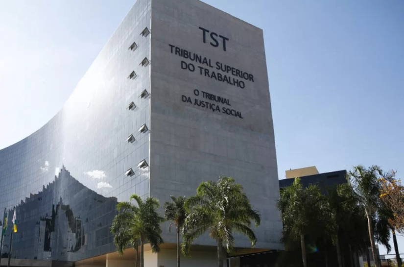 Multinacional é condenada a pagar R$ 7 mil em indenizações para trabalhadora proibida de usar brincos. Entenda