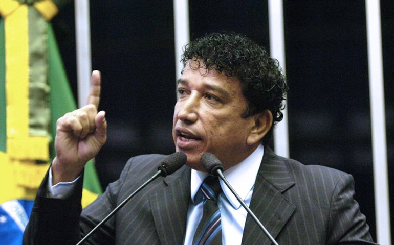 PGR sugere para STF receber queixa-crime contra Magno Malta por calúnia a Barroso