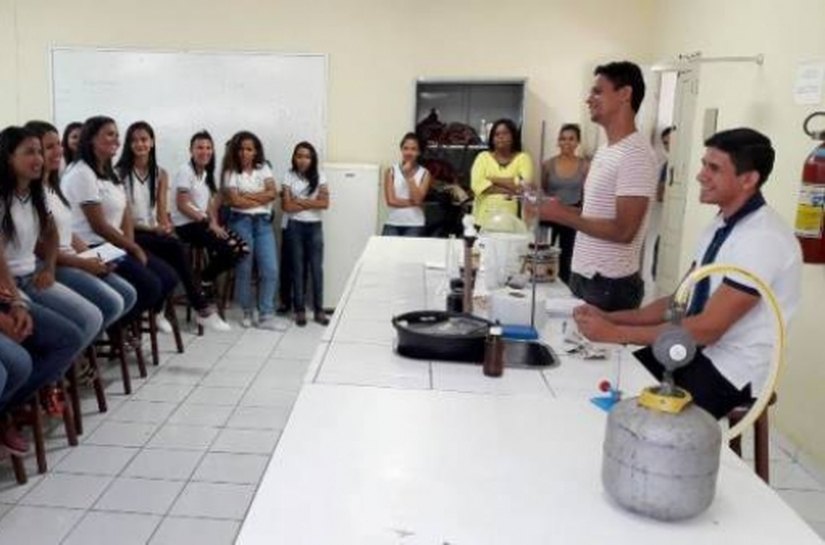 Estudante egressa volta à Uneal com alunos de Sergipe