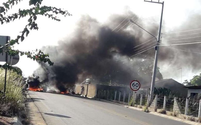 Moradores de Craíbas interditam rodovia em protesto contra Mineradora