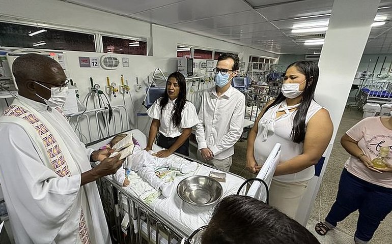 No HGE, padre realiza na UTI cerimônia de batismo de criança com síndrome rara