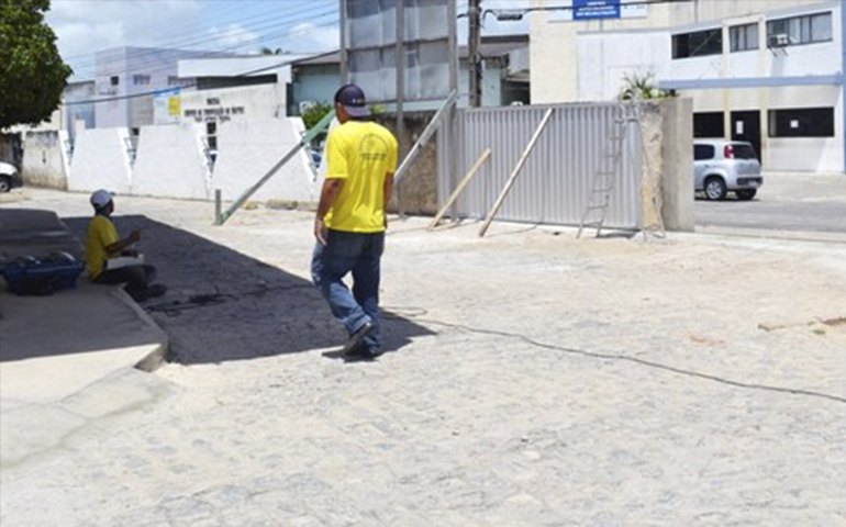 Sob protestos, China realiza festival de carne de cachorro