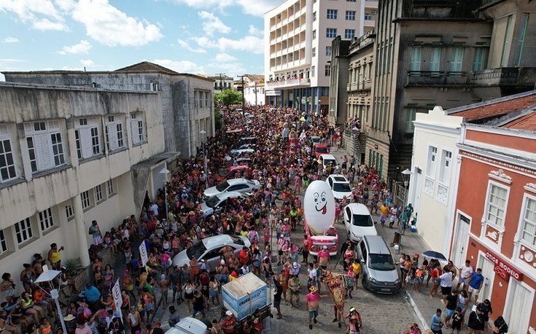 Prévias carnavalescas atraem multidão para ruas de Penedo