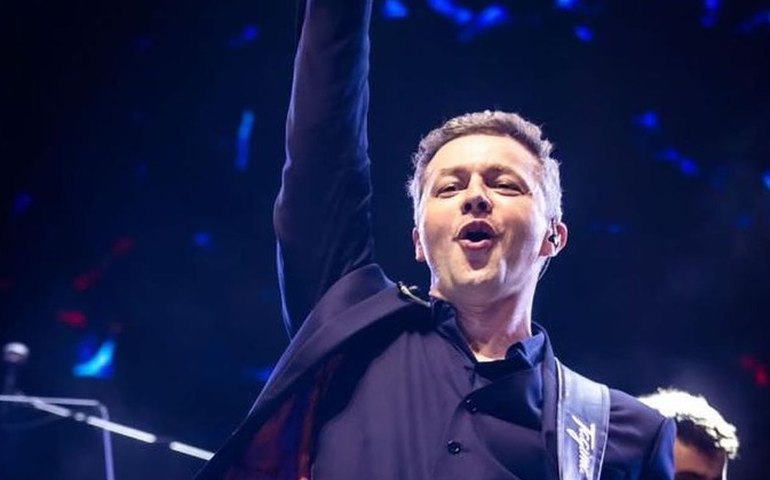 Lucas Lima embarca para turnê com Sandy na Europa após separação