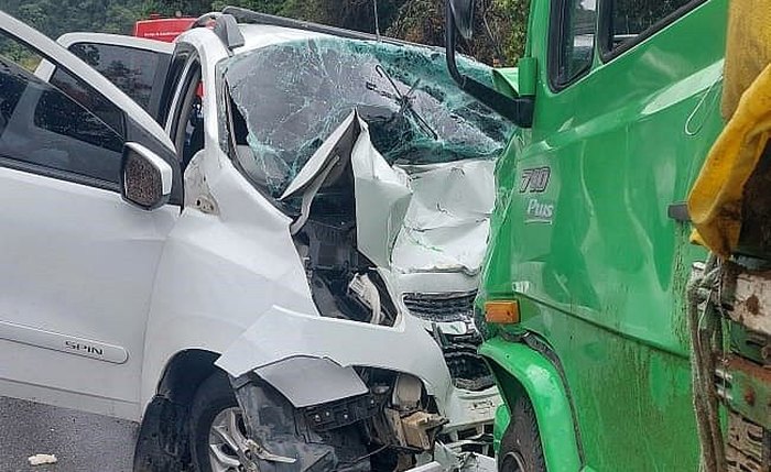 Veículo que transportava seis pessoas colidiu frontalmente com um caminhão Veículo que transportava seis pessoas colidiu frontalmente com um caminhão