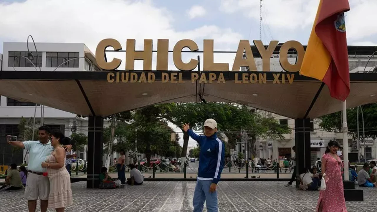 Cidade peruana se mobiliza em oração pelo papa Leão XIV
