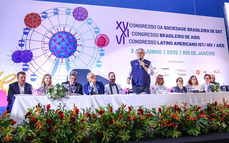 Brasil reduz transmissão do HIV vertical e pede certificado da Opas