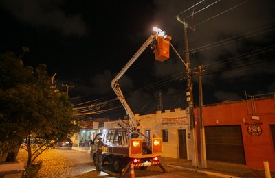 Bairros da parte baixa recebem reparos na iluminação