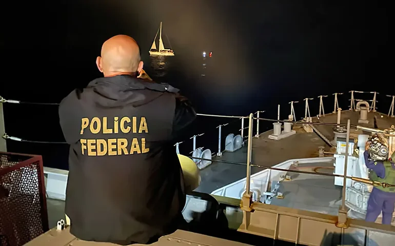 Marinha e PF encontram 2 toneladas de haxixe em veleiro na Bahia
