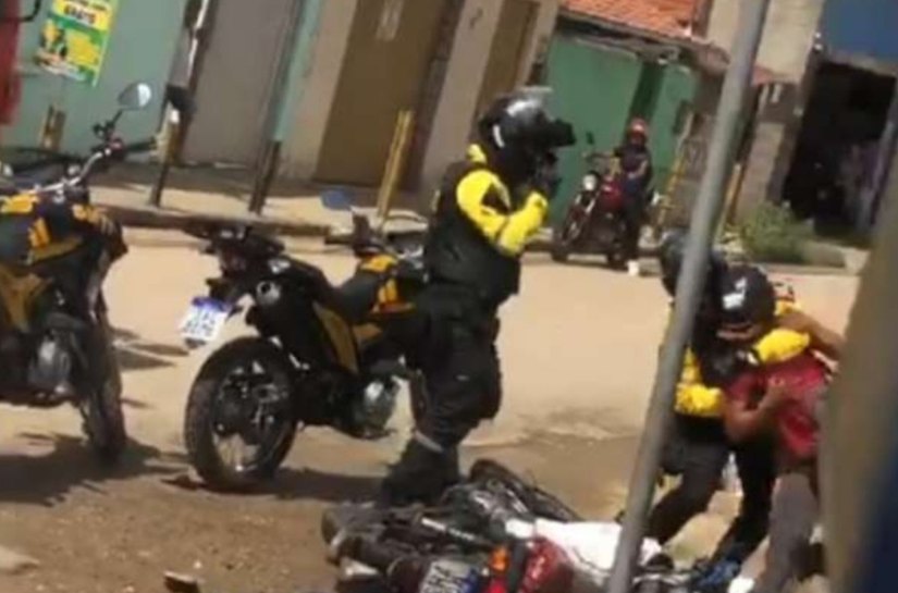 Homem é detido após agredir agentes da SMTT de Palmeira; ele usava colete sem credenciamento