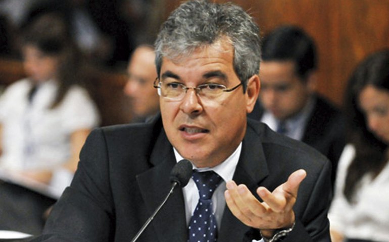 Entrevista: ‘Se alguém fez teatro aí foi ele, eu não’, diz Kajuru