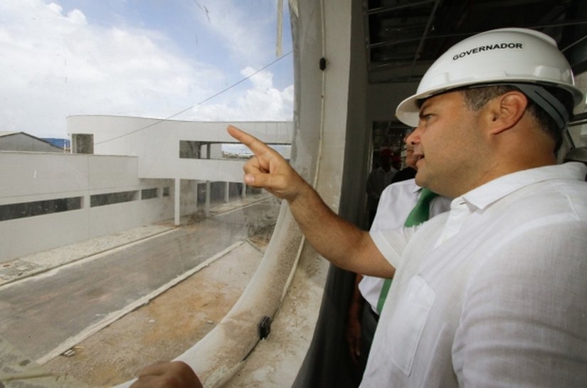 Governador inspeciona construção do Viaduto da PRF e do Hospital Metropolitano