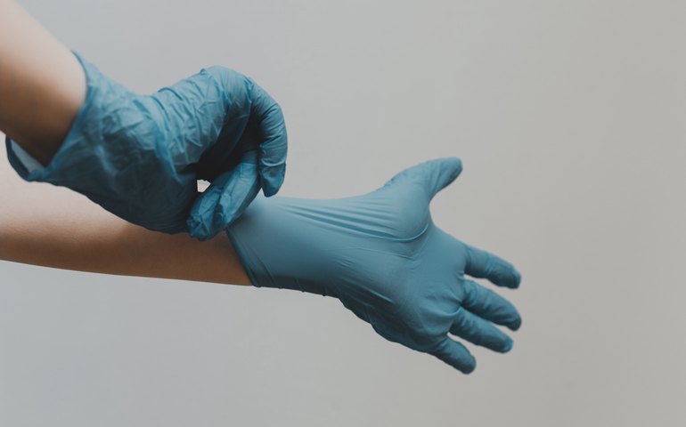 Afinal, as luvas descartáveis protegem contra novo coronavírus?