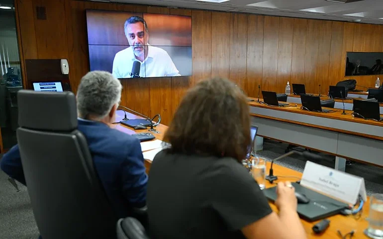 Debate aponta riscos em projeto que criminaliza informação falsa sobre vacinas