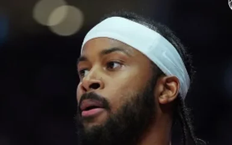 Moses Moody tem lesão assustadora no joelho e deixa quadra de maca em jogo dos Warriors na NBA