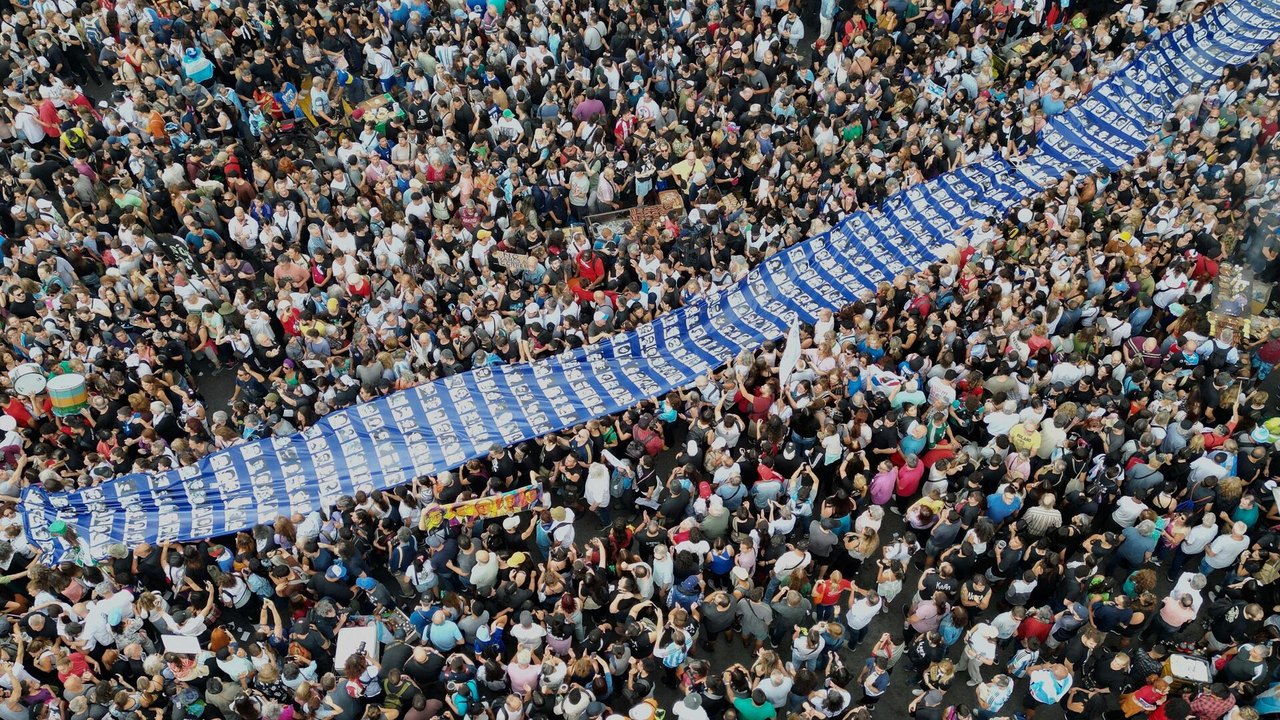 Argentina vai às ruas para dizer 'nunca mais' 49 anos depois da última ditadura