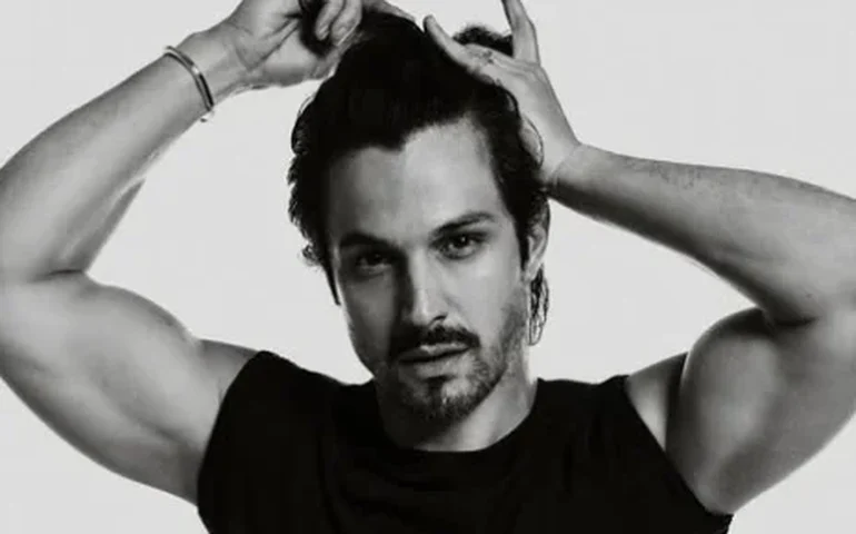 Assim como em ‘Três Graças’, Romulo Estrela correu atrás para conquistar sua mulher na vida real: ‘Tive que insistir’