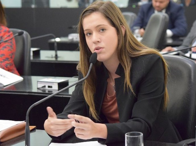 Cibele Moura repudia golpe militar e faz a defesa da democracia