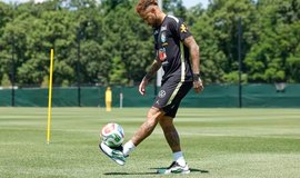 Neymar brinca com a bola em treino da Seleção - Foto: Rafael Ribeiro / CBF