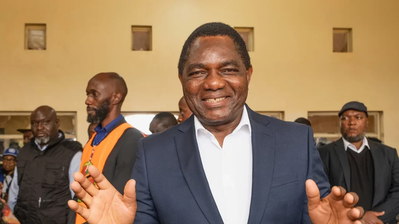 Presidente da Zâmbia, Hakainde Hichilema, é declarado vencedor de uma eleição conturbada.