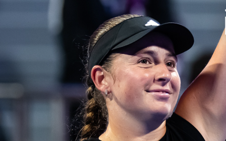 Ostapenko aumenta freguesia e finda reinado de Swiatek em Doha; Bia Haddad cai na semi