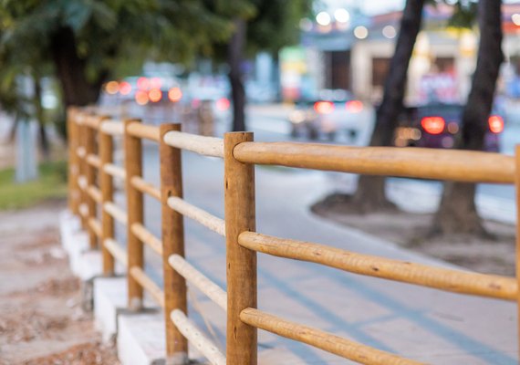 Ciclovia da Fernandes Lima ganha ganha guarda-corpos de proteção