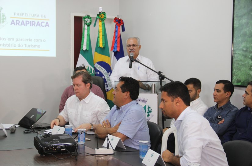 Teófilo anuncia R$ 55 milhões em obras durante visita do ministro Marx Beltrão