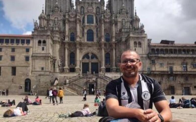 Torcedor leva as cores do GIGANTE em peregrinação a cidade de Santiago de Compostela
