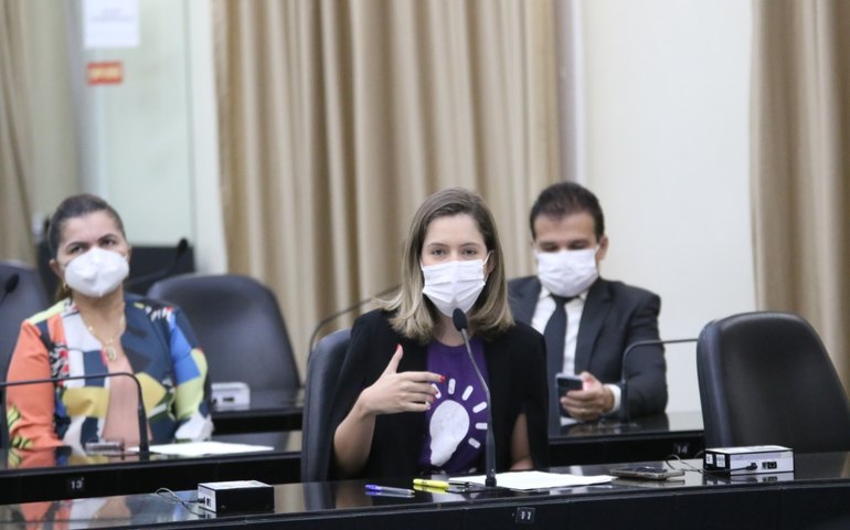 PL da deputada Cibele Moura torna absorvente essencial e obrigatório na cesta básica