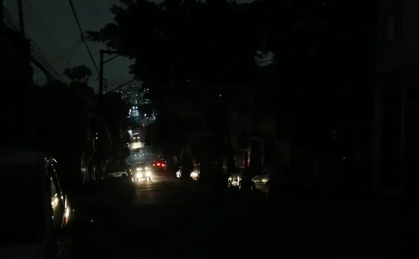 Mais de 500 mil imóveis continuam sem luz em São Paulo