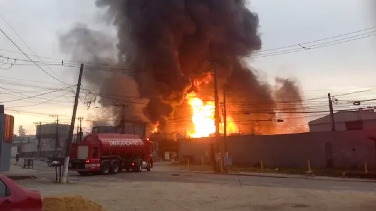 Prefeitura interdita entorno de fábrica atingida por incêndio em SP