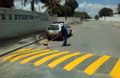 Prefeitura intensifica pintura de lombadas em bairros de Arapiraca