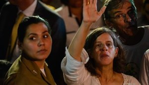 No destaque Renata Campos, cumprimenta público que acompanha enterro/ Foto: Fernando Frazão
