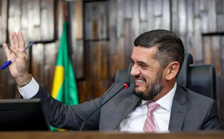 Com pedido de licença, deputado Rodrigo Bacellar tenta articulação para se manter no cargo ou indicar sucessor à presidência da Alerj