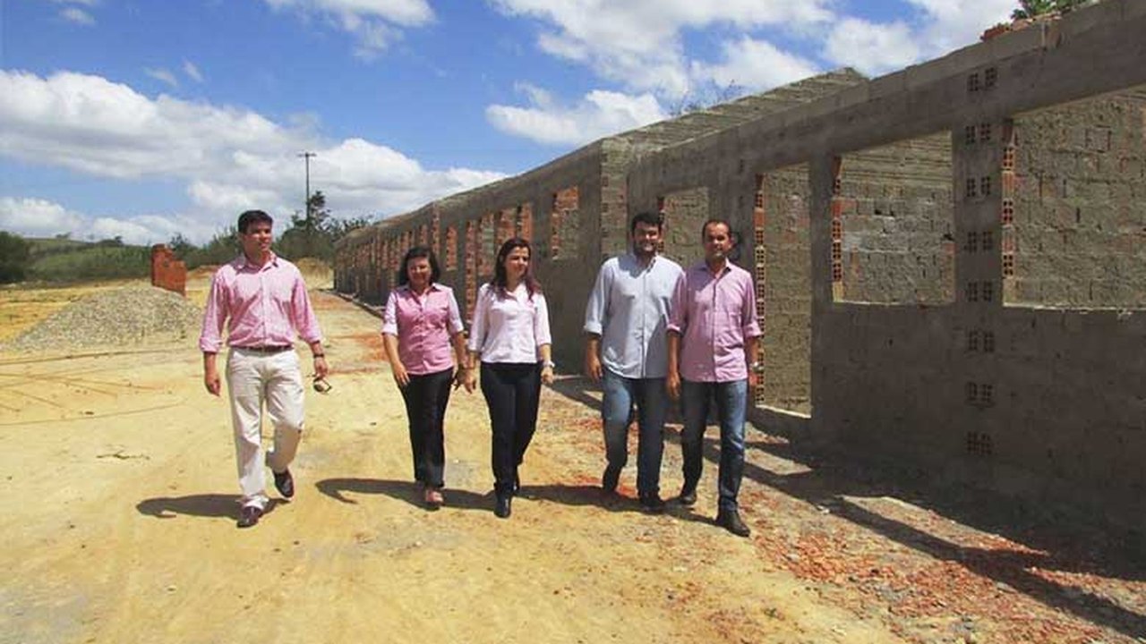 Secretária Estadual de Infraestrutura visita obras de casas em Mar Vermelho