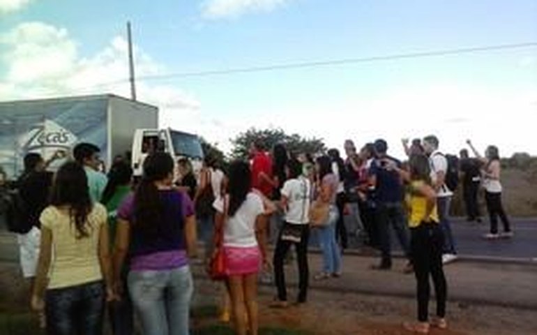 Estudantes da UNEAL bloqueiam AL-115, em Palmeira dos Índios
