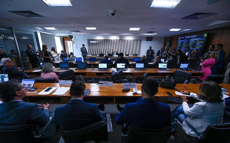 Regulamentação da atividade que conduz os navios nos portos será votada na CI