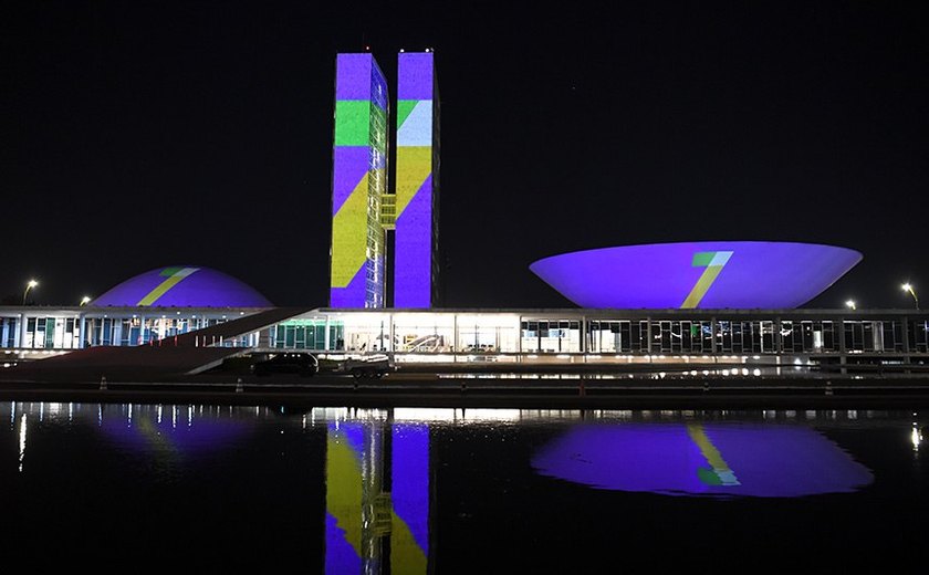 Projeção especial da Semana da Pátria ilumina o Senado até o domingo