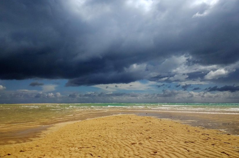 Dermatologista alerta para riscos à pele em praias impróprias para banho